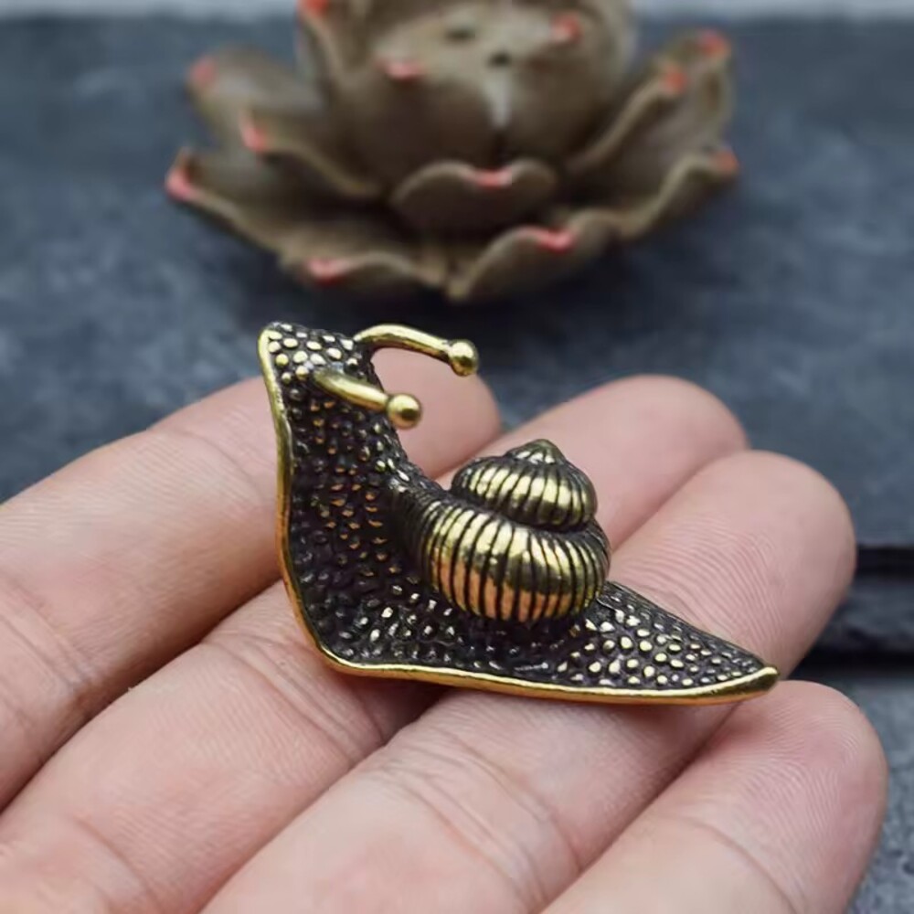 Mini Vintage Snail Figurine – Antique Bronze-Style Metal Snail, Tea Pet & Deskto